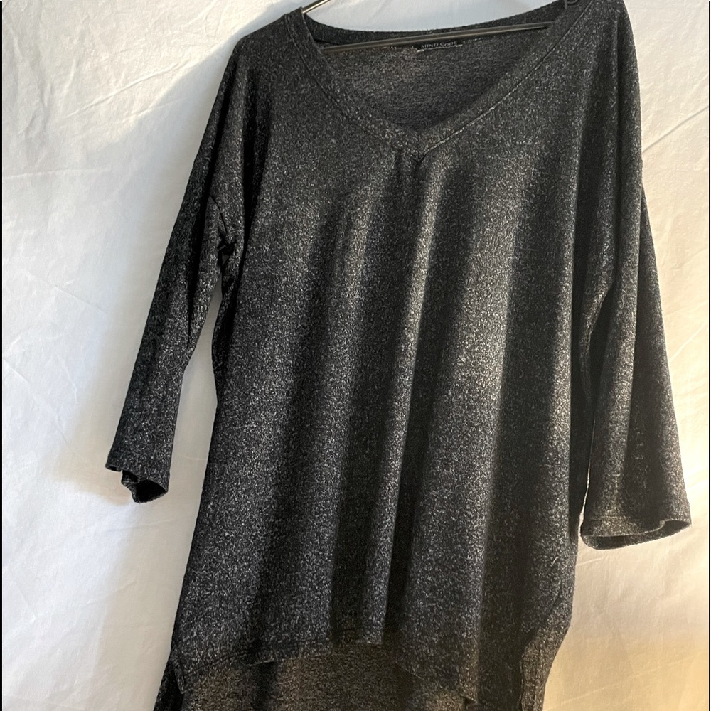 Long sleeve sweater. Color: Dark gray